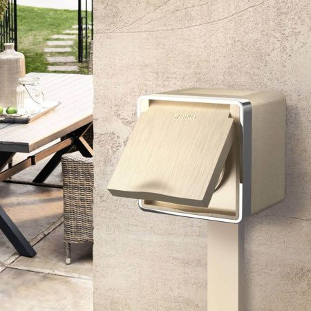 Розетка влагозащищенная с заземлением с защитной крышкой и шторками Werkel 4690389164613
